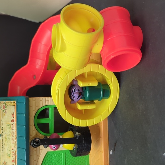 #11 Sesame Street Clubhouse #937, slide & figures, little people Fisher Price - Picture 7 of 16
